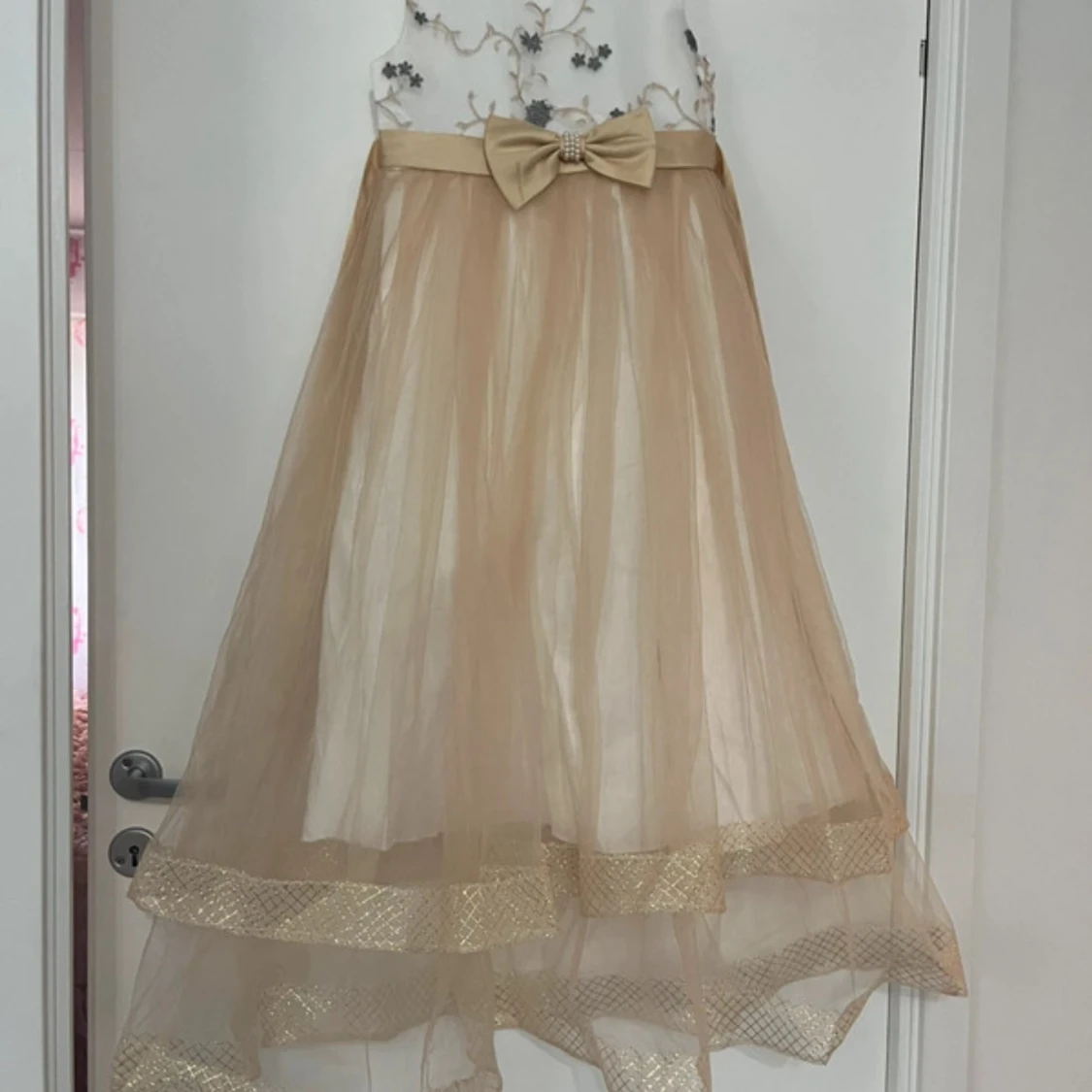 Champagnefärgad långklänning med rosett och pärldetaljer - 1