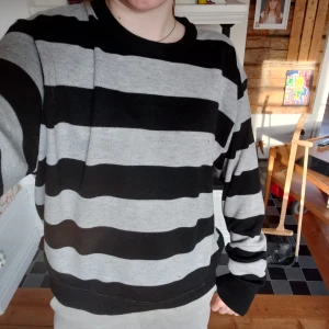 randig tröja - randig svart/grå tröja ^^