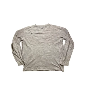 Uniqlo tröja - En enkel och stilren grå långärmad tröja från Uniqlo. Tröjan har rund halsringning och är tillverkad i mjuk bomull, perfekt för lager-på-lager eller som den är. Passar till många olika tillfällen och är lätt att matcha. Det finns en annan liknande Uniqlo tröja till salu som kan hittas i profilen.