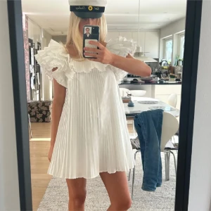 Såå fin plisserad klänning från zara - Passar till allt och som studentklänning!! Älskar denna!! Med lappen kvar!💓💓💓 kan gå ner i pris vid snabb affär🥳