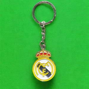 Nyckelring med Real Madrid-logga - Säljer en snygg nyckelring med Real Madrids klassiska klubbmärke i vitt, gult, blått och rött. Perfekt accessoar för dig som älskar fotboll och vill visa ditt stöd för laget.
