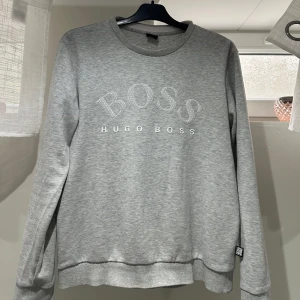 Grå sweatshirt från Hugo Boss - OBS! Storlek L men sitter som storlek M, den är väldigt liten i storlek.