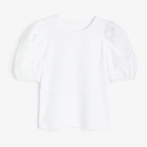 Vit söt topp från H&M - Säljer denna söta topp från hm med puffärmar då den ej kommmer till användning💞Den är i bra skick, använd ett få tal gånger, i storlek s, passar xs-s💗 kontakta mig vid frågor eller funderingar💕