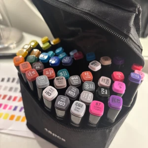 Markers - Säljer ett paket med 45 markers i olika färger, alla pennor är testade och funkar, var typ 3 st som var lite halvdåliga på en sida men andra sidan funkade utmärkt. En spetsig och en tjockare sida på pennorna. Säljer för 70kr + frakt🥰