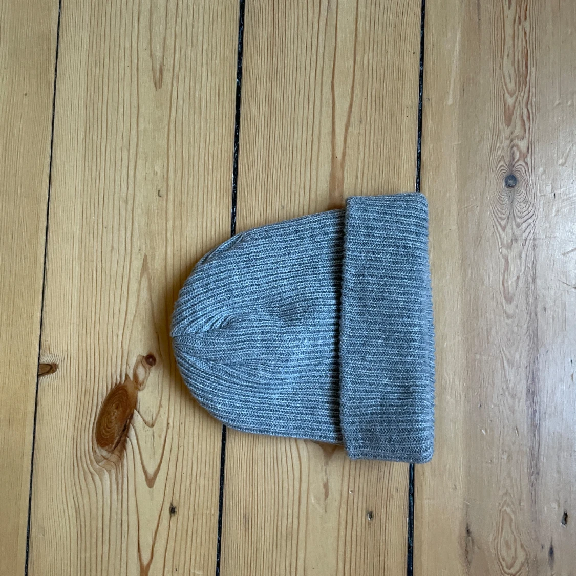 Grå ribbad mössa från Supreme - 1