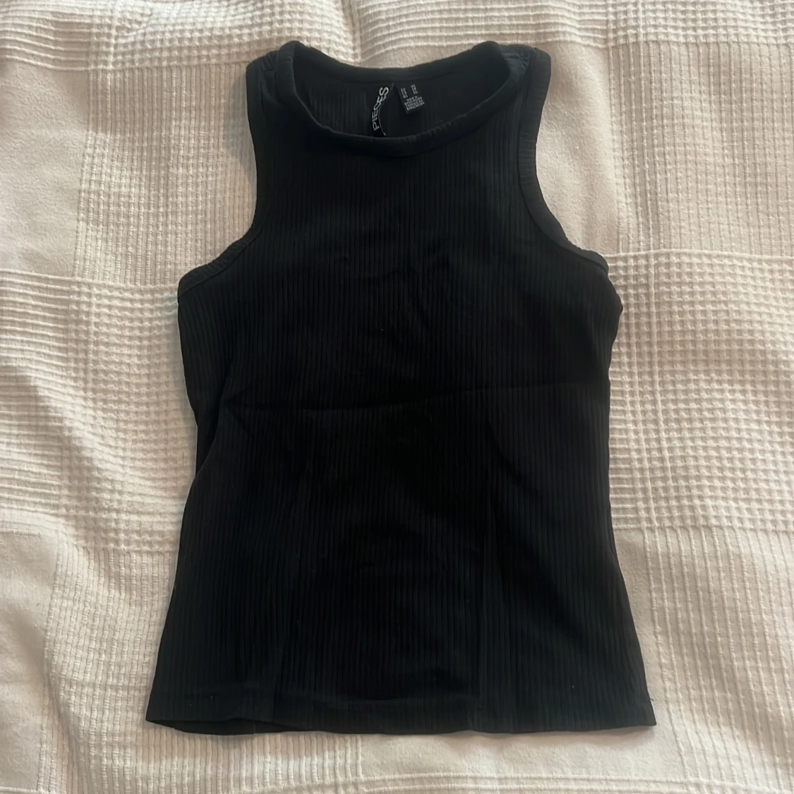 Svart ribbad linnetopp från Pieces