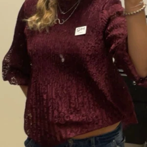 Vinröd Vila blus - Säljer min blus från Vila som är vinröd, i fint skick, nästan oanvänd! Skriv för bilder 💕