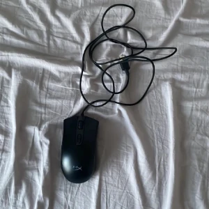Svart gamingmus från HyperX - Säljer en svart trådbunden gamingmus från HyperX med två sidoknappar och scrollhjul. Musen har en ergonomisk form och USB-anslutning. Perfekt för gaming eller arbete vid datorn.