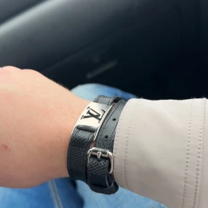 Louis Vuitton Armband - Dubbelt Louis Vuitton armband i svart läder. Armbandet är onesize och skicket är 8,5/10 några väldigt små tecken av användning på lädret. Box och annat ingår