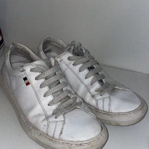 Moncler Blanc taille + dustbag - Nice till sommaren med ett par schyssta linnebyxor och en skjorta.