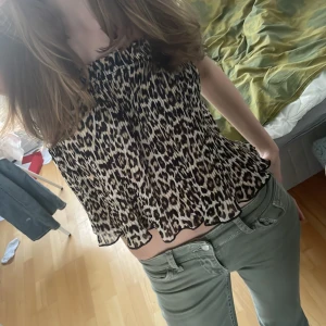Leopardmönstrad croppad linnetopp - Säljer en jätte fin  croppad topp med leopardmönster. Toppen har smala axelband och är i ett lätt, luftigt material. Passar perfekt i sommar. Är i storlek xs och är i mycket bra skick. Hör av dig om du har några funderingar 💕