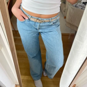 Ljusblå jeans med rakt snitt - Raka blå jenas från Na-kd🥰