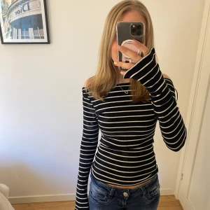 Svart och vit randig långärmad topp - Långärmad tröja från Gina tricot i xs. Mycket bra skick och är inte använd många gånger 