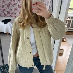 Beige quiltad jacka med knappar - Säljer en beige quiltad jacka med oversized passform och långa ärmar. Så fin och använd endast ett fåtal gånger💛☀️🤍