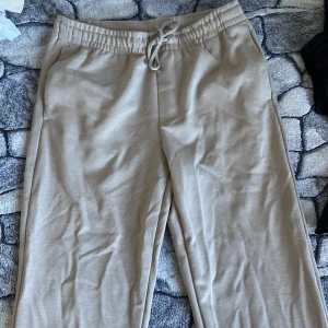 Zara sommarbyxor - Säljer dessa Zara sommarbyxor i storlek M då dem är för små för mig. Köpta förra sommaren men inte vart änvända en enda gång. Riktigt bra skick och väldigt skönt material till sommaren.