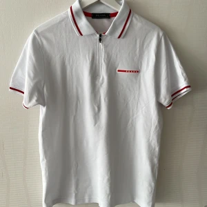 Vit piké från Prada - Säljer en oanvänd piké tröja från Prada 