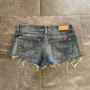 Jeansshorts  från ONLY - Säljer ett par blå,låg midjadd jeansshorts från ONLY. Storlek s-m
