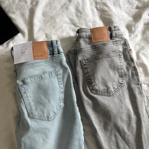 Gråa jeans - Gråa samt blåa jeans. Straight fit. Ljusblåa aldrig använda med lappar kvar, gråa använd några gånger. Säljer ljusblåa för ca 500 och gråa för ca 250. Pris kan diskuteras, nypris är 699 kr/st. Grå i storlek 25/32, ljusblå i storlek 24/32.