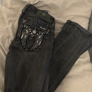 Svarta Miss Me jeans med coola detaljer  - Säljer nu mina miss me jeans eftersom dom inte kommer till användning. Jättesnygga med vingar på fickorna, omsydda till bootcut. Skriv privat för mer detaljer