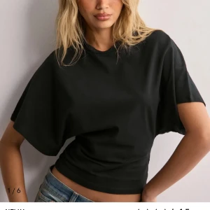 Topp från Nelly - Två superfina toppar, säljer i både vitt och svart. Köpte för 299 kr/st. Tyvärr inte kommit till användning. Säljer för 100 kr/st eller båda för 180 kr.