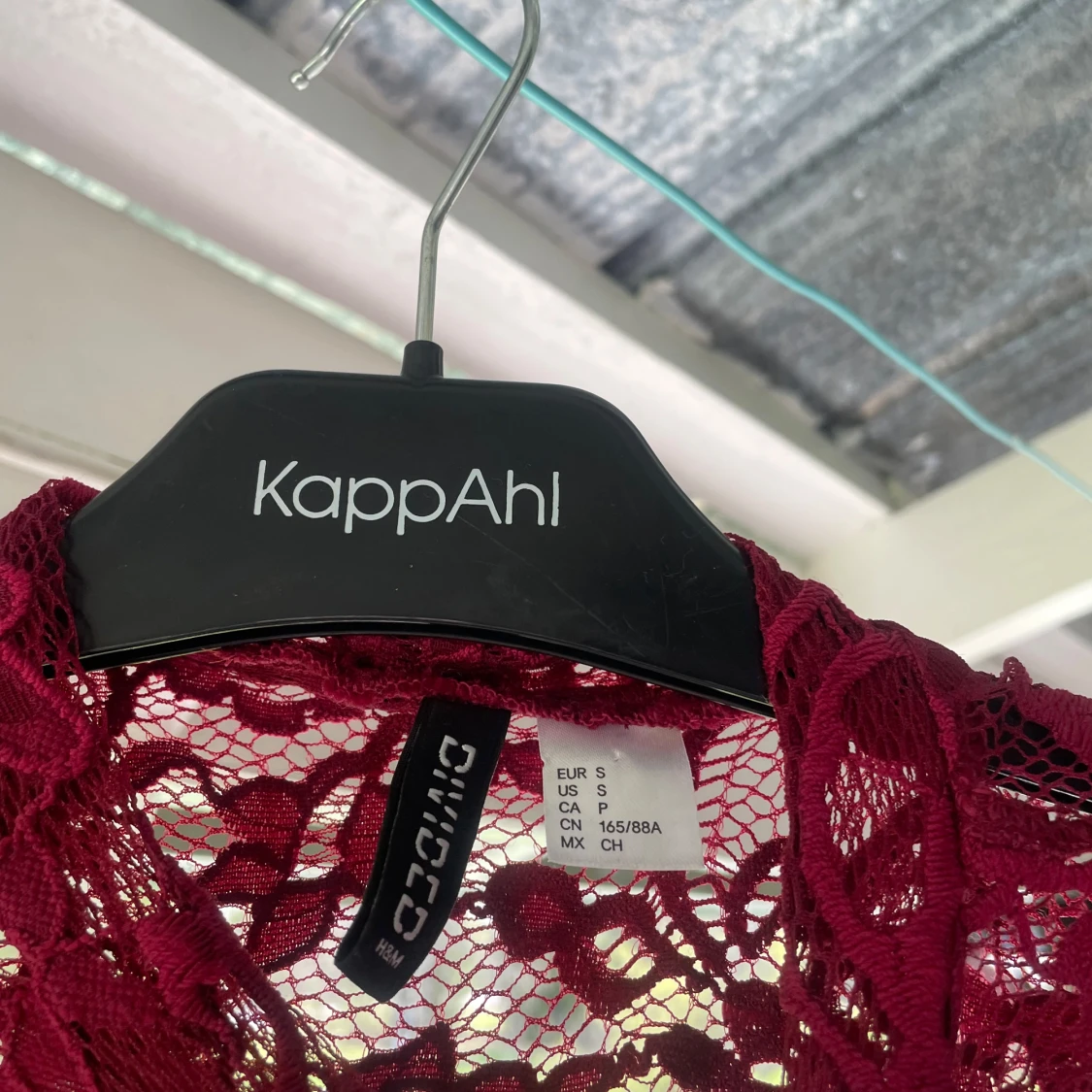 Vinröd spetsblus från Divided - 2