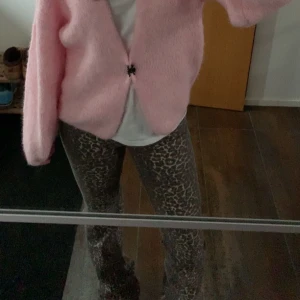 Leopard mönstrade jeans - Jättefina leopard jeans från Nelly, säljer då dem inte kommer till användning. Använda ett par fåtal gånger, hör av er vid fler frågor eller funderingar!