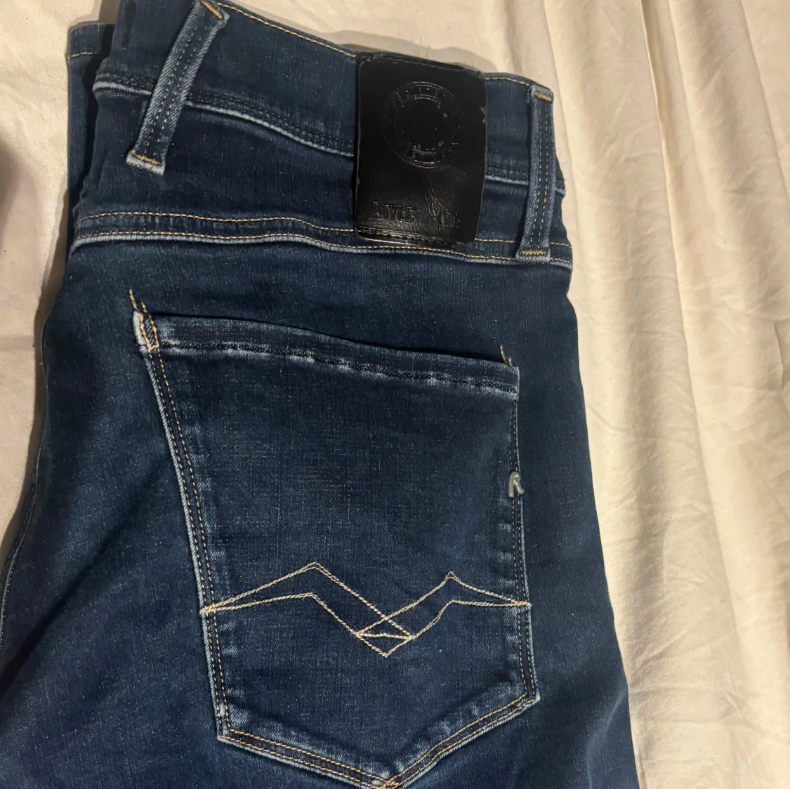 Mörkblå jeans från Replay, anbass.