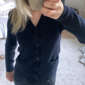 Mörkblå kofta med knappar - Snygg mörkblå kofta, finns ingen lapp så vet inte var den är ifrån eller vilken storlek. Men gissar på strl xs💞💞