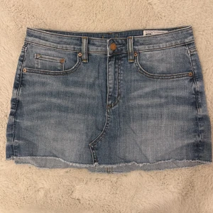 Blå jeanskjol från Crocker  - Jeanskjol från Crocker. As najs och perfekt längd. 