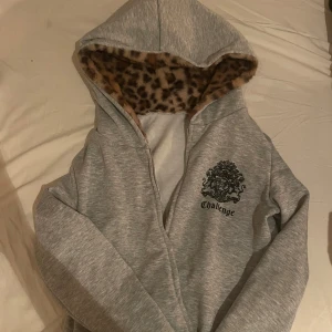Grå zip up med leopard luva - kommer inte till användning 