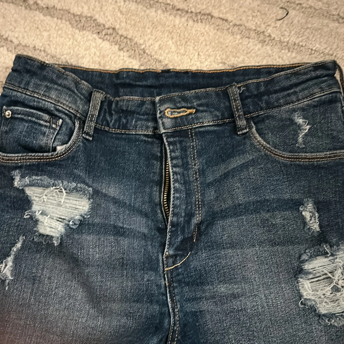 Mörkblå slitna jeans shorts 