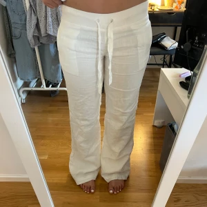 Alobha linnebyxor  - Säljer mina älskade everyday linen pants från Alobha i storlek XS! Säljer dem för att de blivit små runt midjan men passar mig som är 165cm lång och oftast bär 36-38 i byx storlek. Dem har små håll mellan bena och lite slitna kanter men är ingenting som syns! Älskar verkligen dessa och har mycket kvar att ge! Priset beror på defekterna!