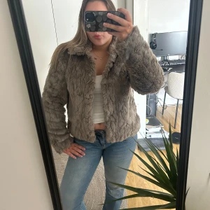 Pälsjacka  - En så snygg pälsjacka, väldigt skön!🩷