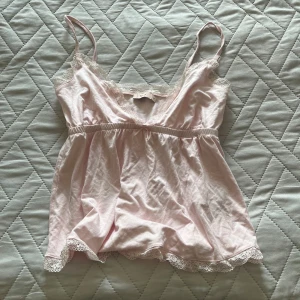 Linne med spets  - Från Nelly fint skick, spets detaljer 