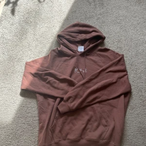 Brun hoodie från Polar Skate Co. - Säljer en brun hoodie från Polar Skate Co. med vit broderad logga på bröstet. Tröjan har huva med dragsko och en stor magficka. Perfekt för dig som gillar streetwear och skate.