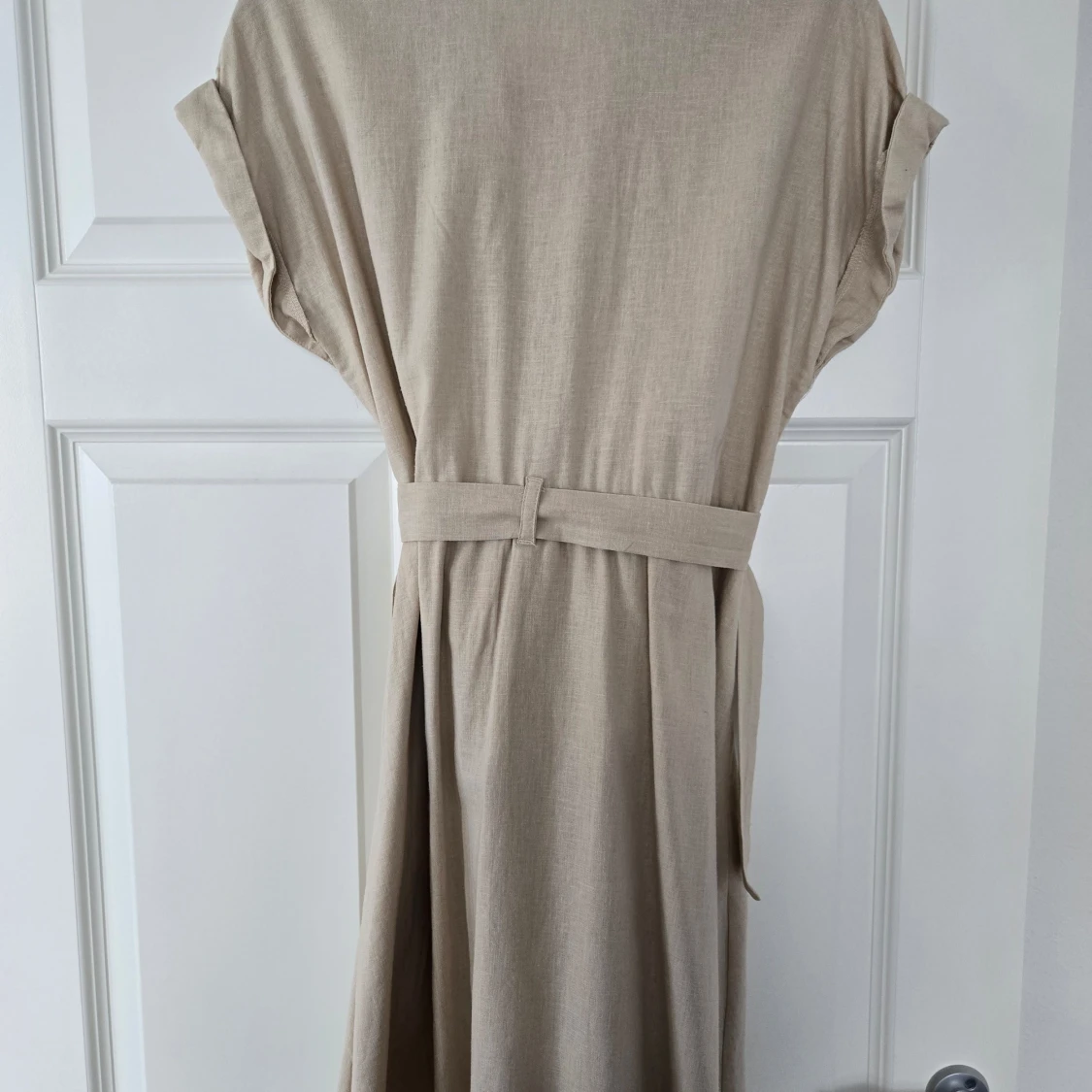 Beige skjortklänning med bälte från Orsay - 1