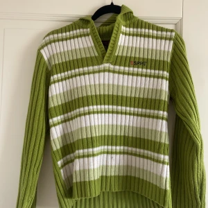 Grön och vit ribbad tröja från Esprit - Säljer en ribbad tröja från Esprit i grönt och vitt med ränder och v-ringad hals. ⭐️