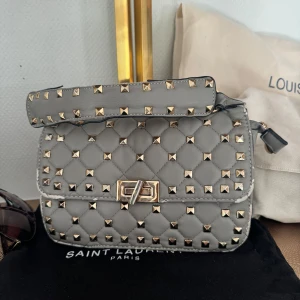 Valentino liknande väska  - Säljer denna fina väska, den är lite sliten men fortfarande jättefin! Säljer en till Valentino liknande väska☺️