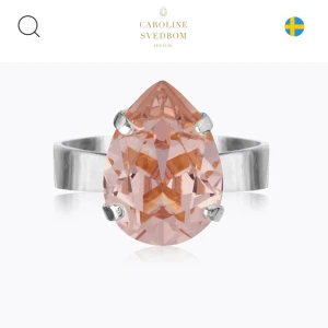 Silverring med rosa sten från Caroline Svedbom - Fin Caroline svedbom ring i nyskick. Nypris är 600 kr 