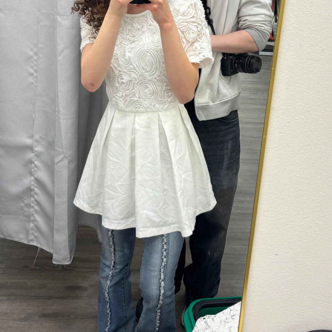 Vit kortklänning med rosmönstrad överdel - 1