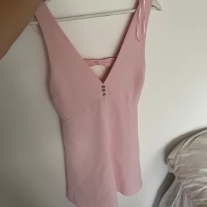 Rosa klänning - Rosa klänning från Zara, oanvänd med kappen kvar (går ej att köpa längre) 