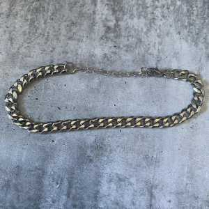 Silver Kedje Armband  - Silver armband bred kedja i silver. Kedjan har en klassisk design med platta länkar 6mm och justerbar längd 20-25cm med förlängningskedja som man kan ta bort eller korta ner. Perfekt för att ge en cool touch till din outfit.