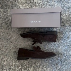 Bruna mocka loafers från Gant - Gant Loafers Espresso Brown  Skick: 8/10 Storlek: 45 Pris: 1190kr Frakt: (Hemlevererat spårbart)📦  Tveka inte att höra av dig vid minsta frågan!
