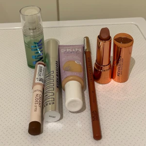 Smink paket - Säljer ett sminkkit med essence Skin Tint foundation i beige, Milk Makeup Kush Mascara i svart, Revolution läppstift i nude, MUA Intense Colour läppenna i nude färg, Catrice Creamy Nudes läppenna och Milk hydragrip primer (10ml, använd 2 gånger). Priset kan diskuteras vid snabb affär.