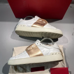 Valentino skor - Hej! Säljer nu mina skor från märket Valentino, storlek 37 bra skick, givetvis äkta. Tveka inte på att höra av dig om du har frågor eller funderingar kring skorna! 