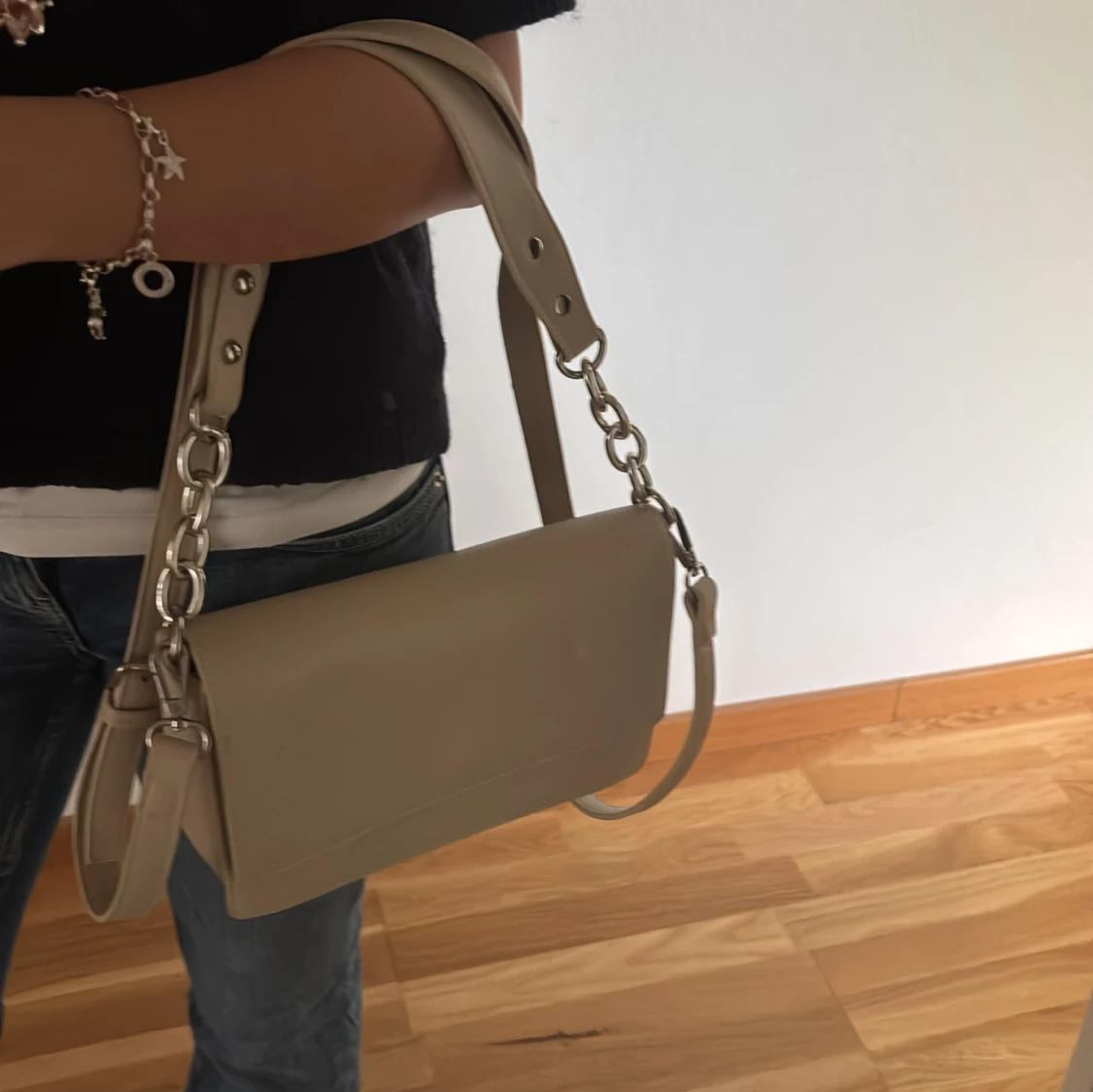 Beige väska med silverdetaljer