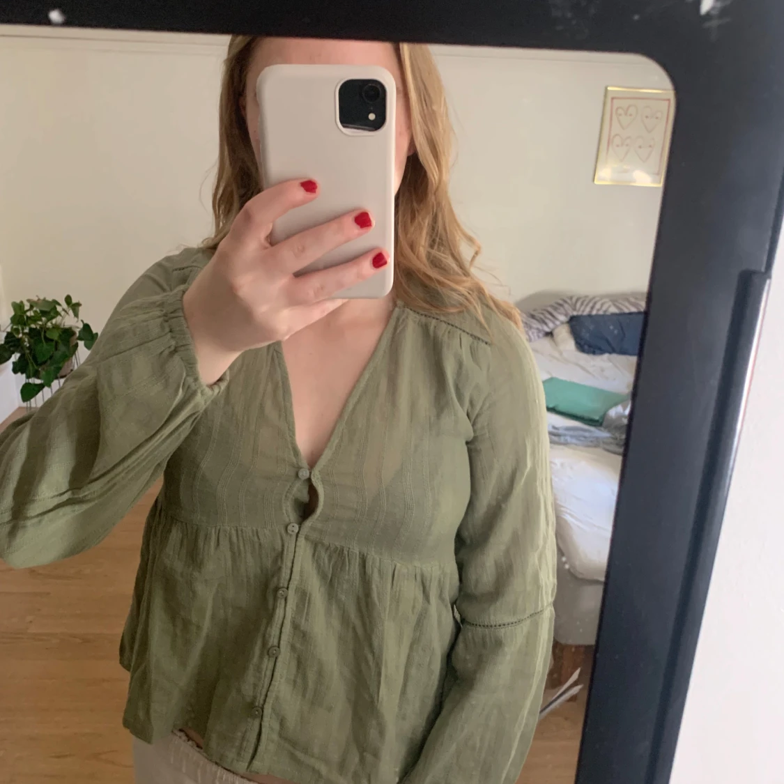 Olivgrön blus/skjorta med knappar - 2