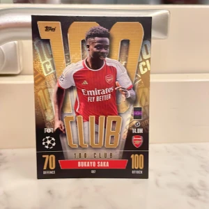 Topps Match Attax Trading Card - Säljer ett Topps Match Attax samlarkort med en spelare från Arsenal FC. Kortet är en del av 100 Club-serien och har höga värden för attack och försvar. Perfekt för samlare eller fans av Arsenal. Kostar egentligen 109kr