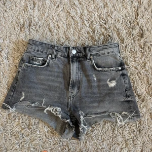 Shorts - Gråaa jeans short som är högmidjade