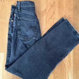 levis ribcage  - Levis svarta/grå skuggiga jeans i modellen ”Ribcage” Storlek: W25   Passform i midja: High waist och straight leg.                                    Små tecken på slitage, se sista bilden. 